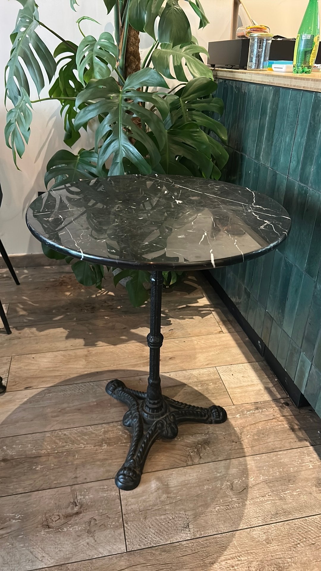 7x Bistrotafel marmer met gietijzeren voet – horeca, Tuin en Terras, Ophalen, Zo goed als nieuw, Rond