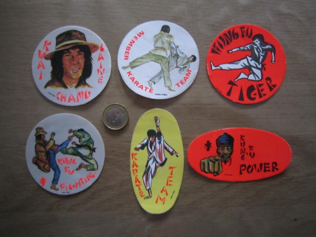 Autocollant rétro - Badges Kung Fu Samo Chips (en soie), Enlèvement ou Envoi, Comme neuf, Cinéma, Télévision ou Audiovisuel