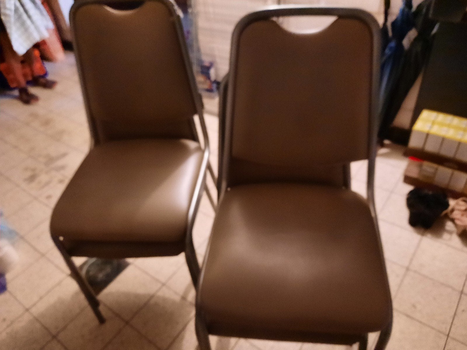 Degelijke tafel +4 stoelen., Huis en Inrichting, Ophalen