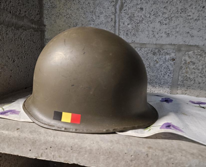 Leger helm met binnen helm., Ophalen