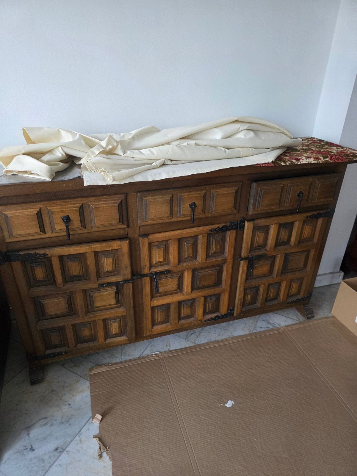 Spaanse kast, Ophalen