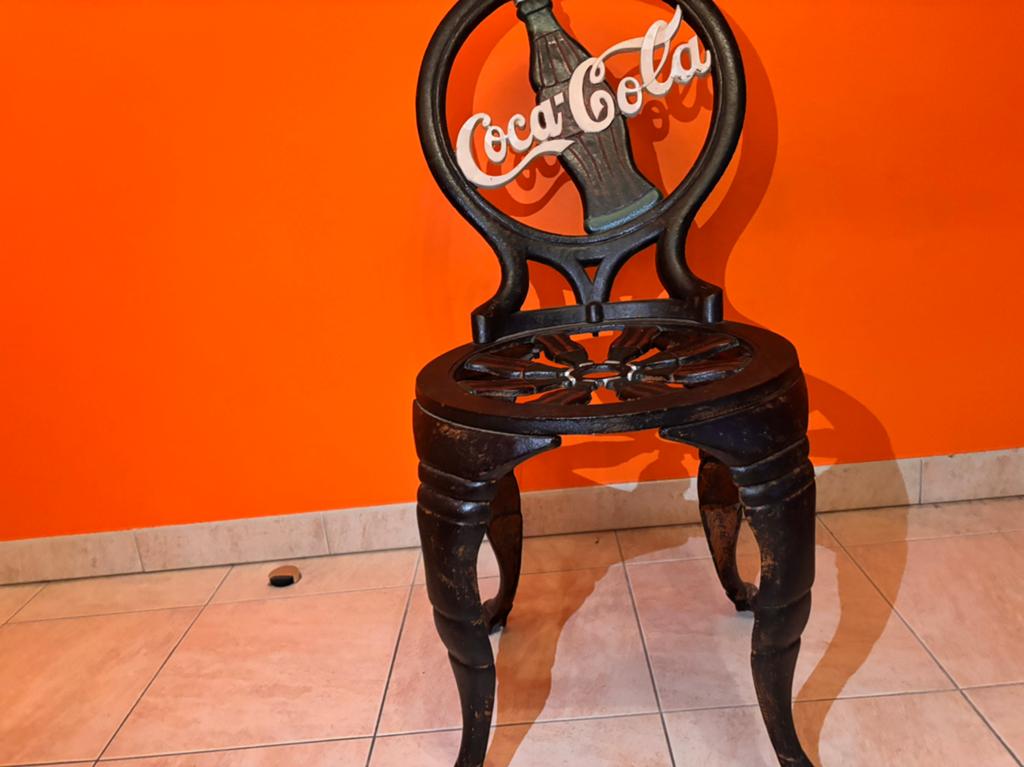 Coca cola font stoel, Ophalen