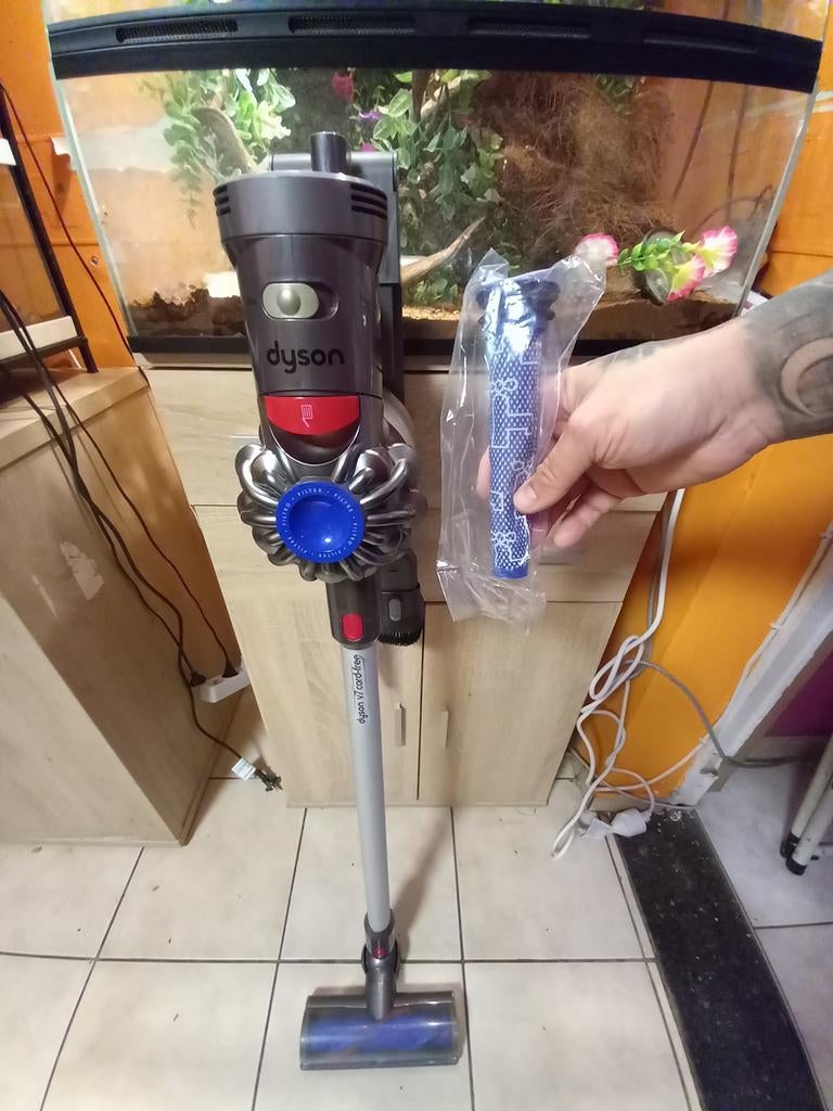 Dyson v7 cord free complet support mural embouts brosse moto, Electroménager, Enlèvement ou Envoi, Reconditionné, Réservoir, Aspirateur