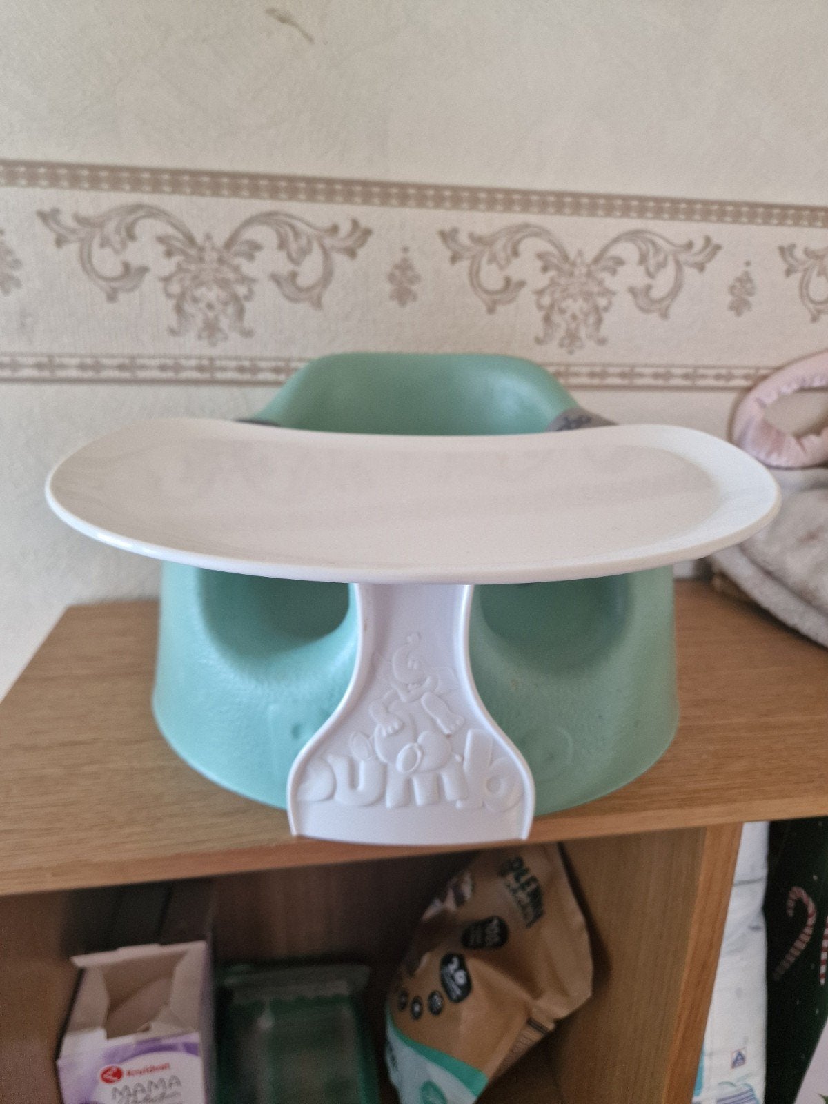 Bumbo stoel groen, met afneembaar tafel, compleet, Ophalen, Zo goed als nieuw