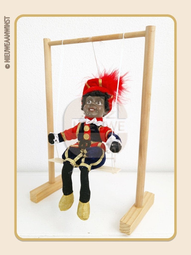 Nostalgische etalage Piet pop op schommel - rood/blauw 20cm, Verzenden, Zo goed als nieuw