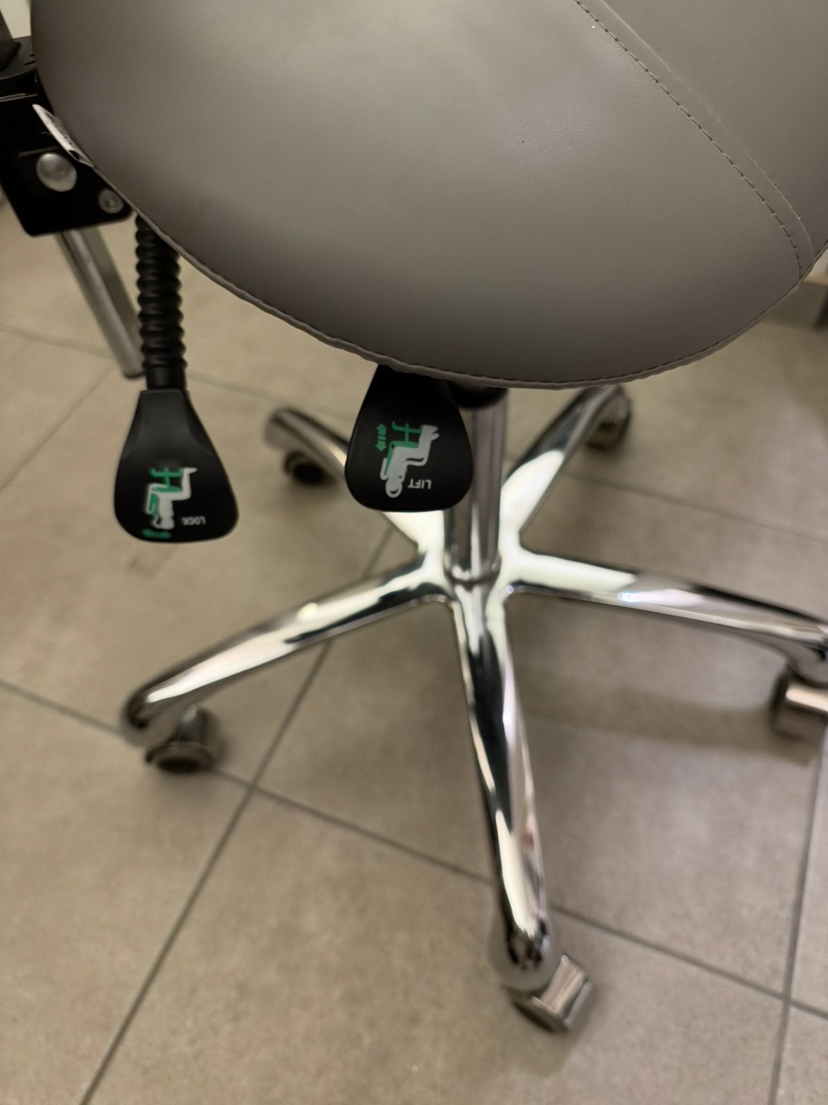 Ergonomische zadelkruk met rugleuning – Grijs – Verstelbaar, Ophalen, Zo goed als nieuw, Grijs