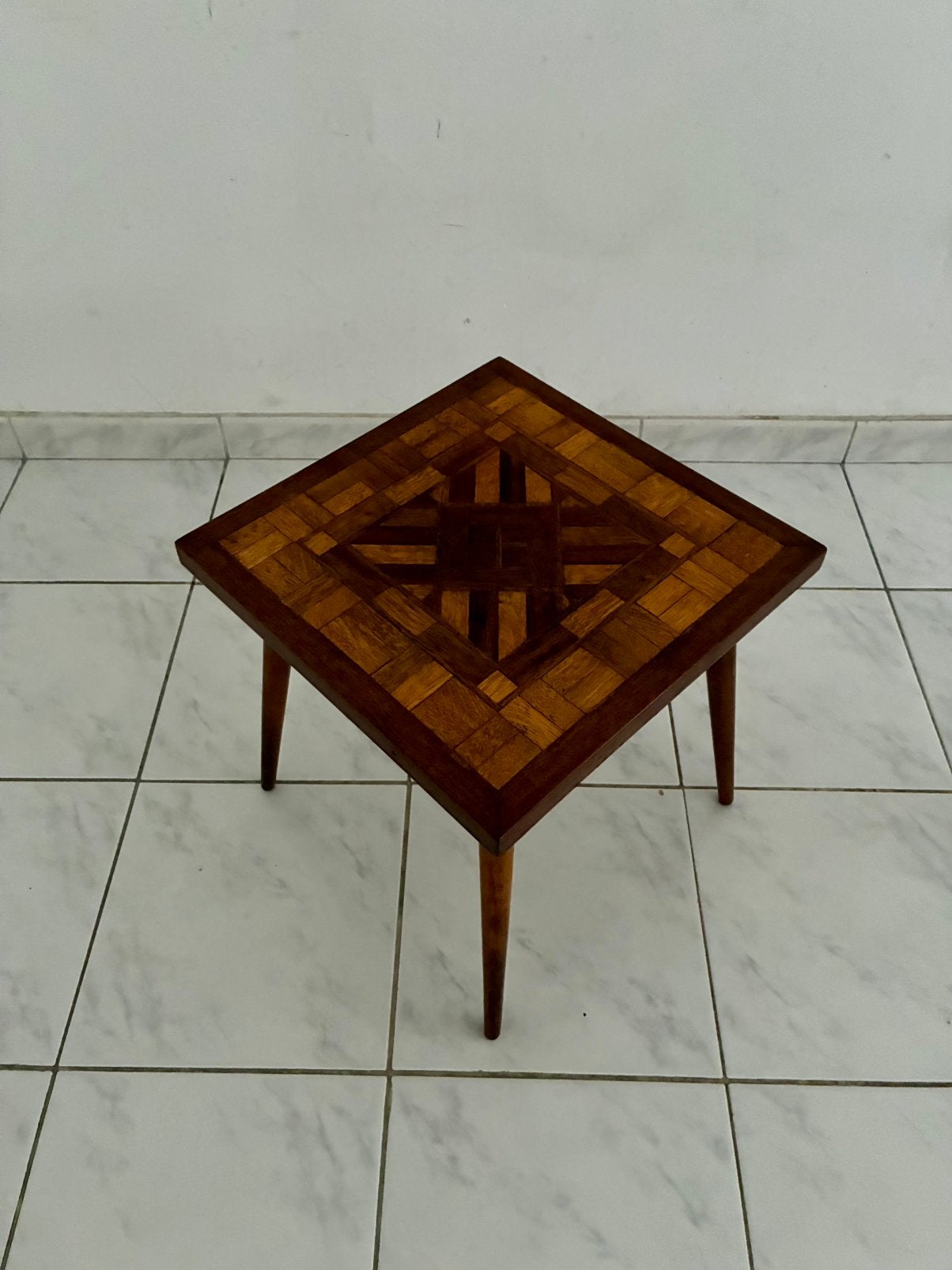 Vintage bijzettafel met hout inleg, Huis en Inrichting, Minder dan 45 cm, Minder dan 55 cm, Gebruikt, Ophalen of Verzenden