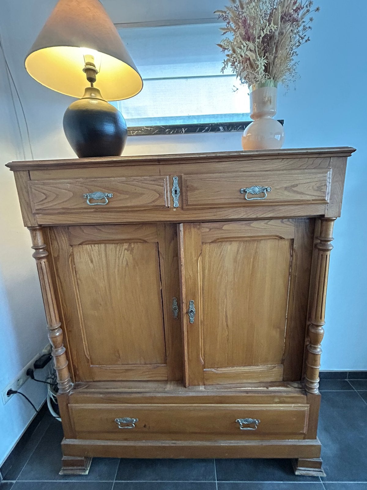 Vol houten kast, Ophalen