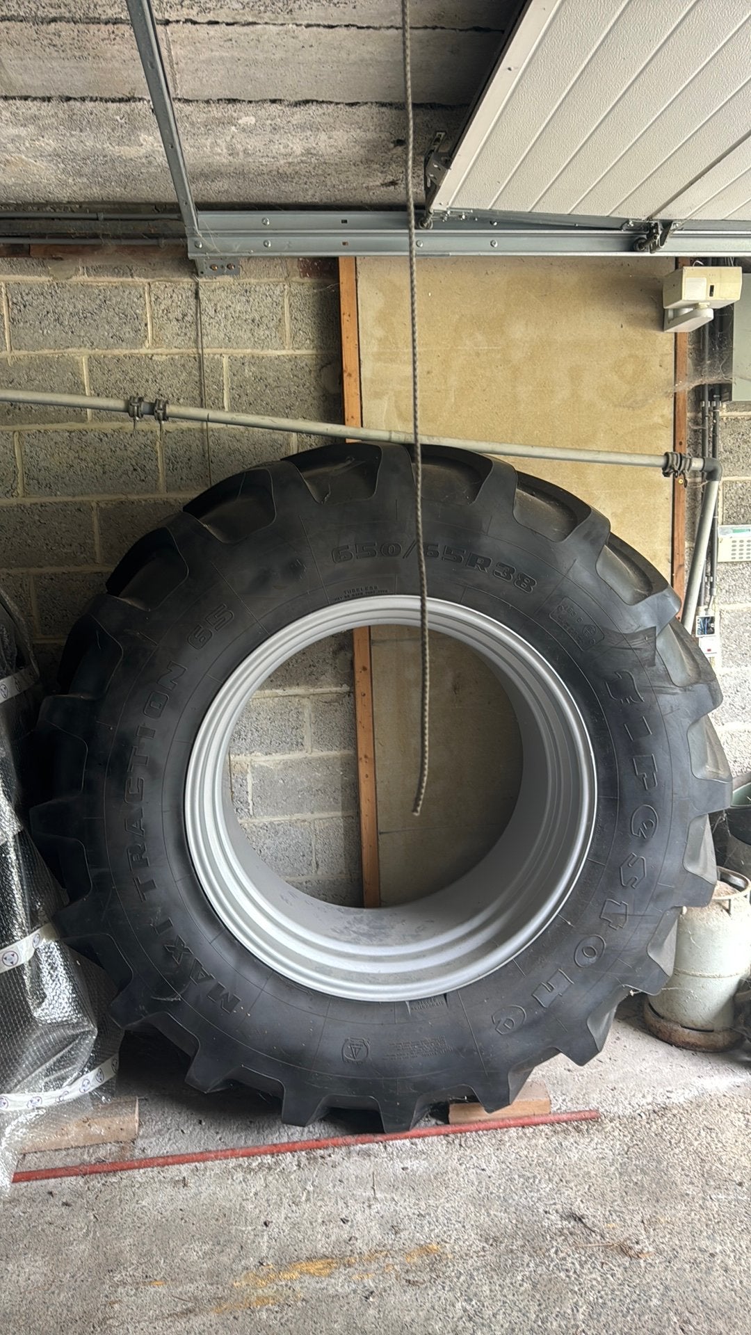 Nouveau pneu de tracteur sur jante Firestone 650/65R38, Articles professionnels, Enlèvement