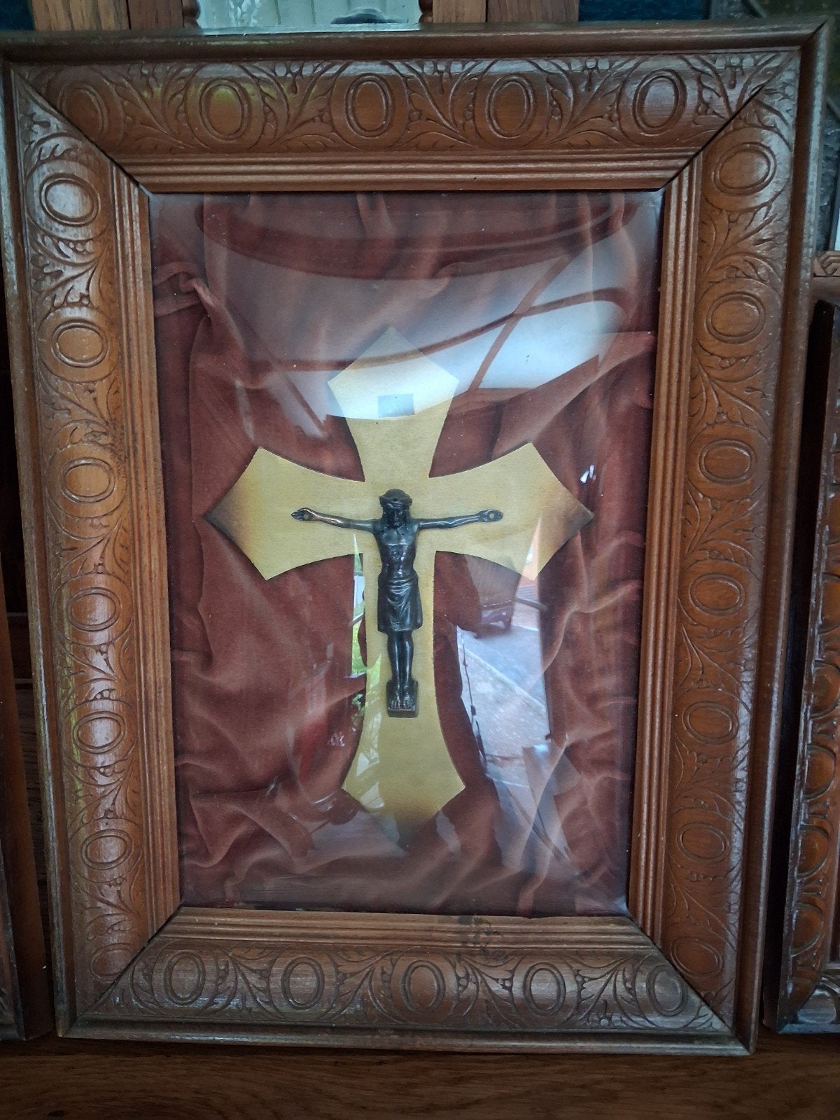 oud kruis onder bolglas, Ophalen
