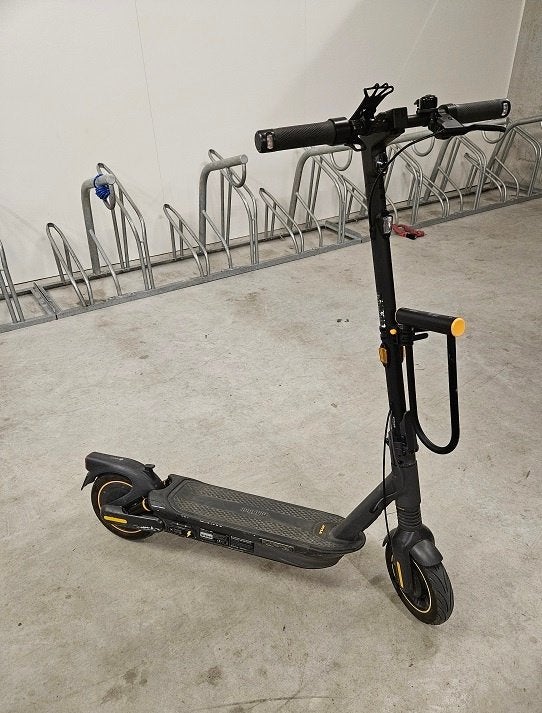 Segway Ninebot Max G2E – Nieuwe officiële batterij & Oplader, Fietsen en Brommers, Ophalen, Gebruikt, Elektrische step (E-scooter)