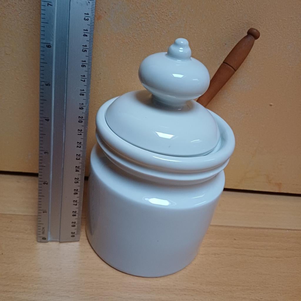 Witte voorraadpot met deksel en houten lepel, Ophalen
