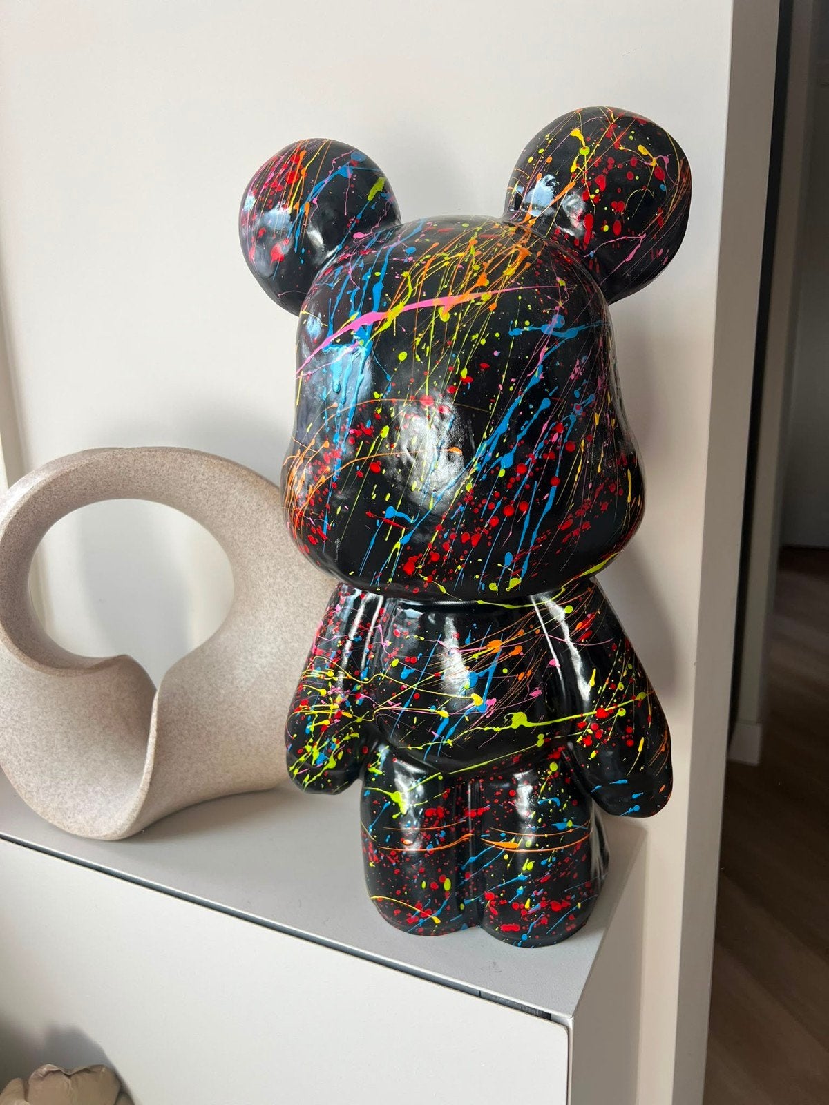 Grote (50cm) zwarte beer met verfspatten., Ophalen of Verzenden, 50 cm, Beeld, Kunststof