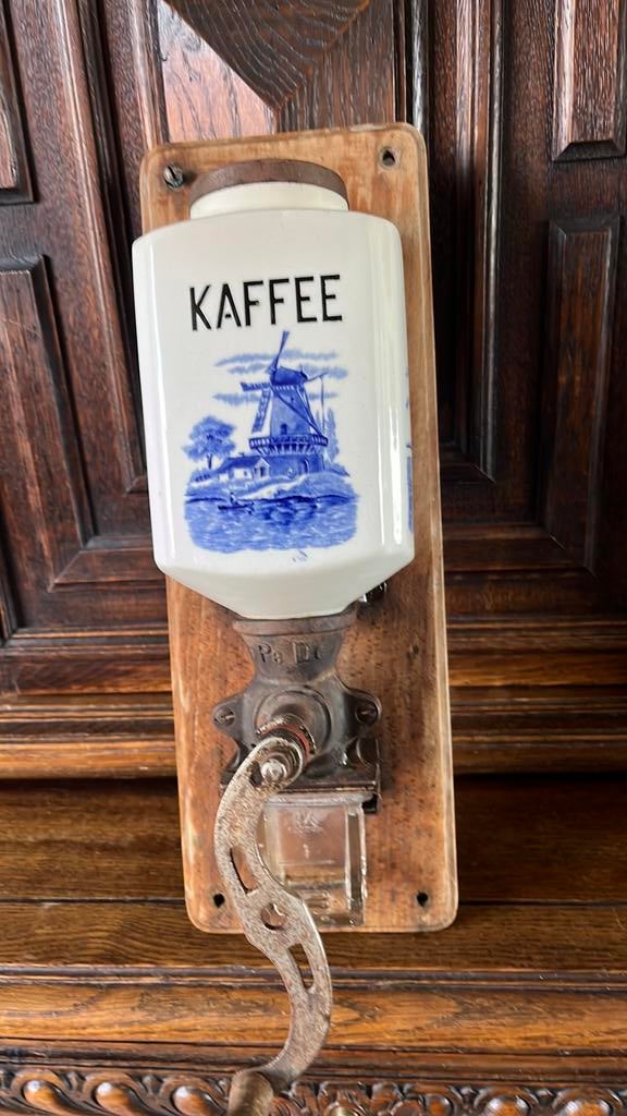 Antieke koffie molen in Delft, Ophalen