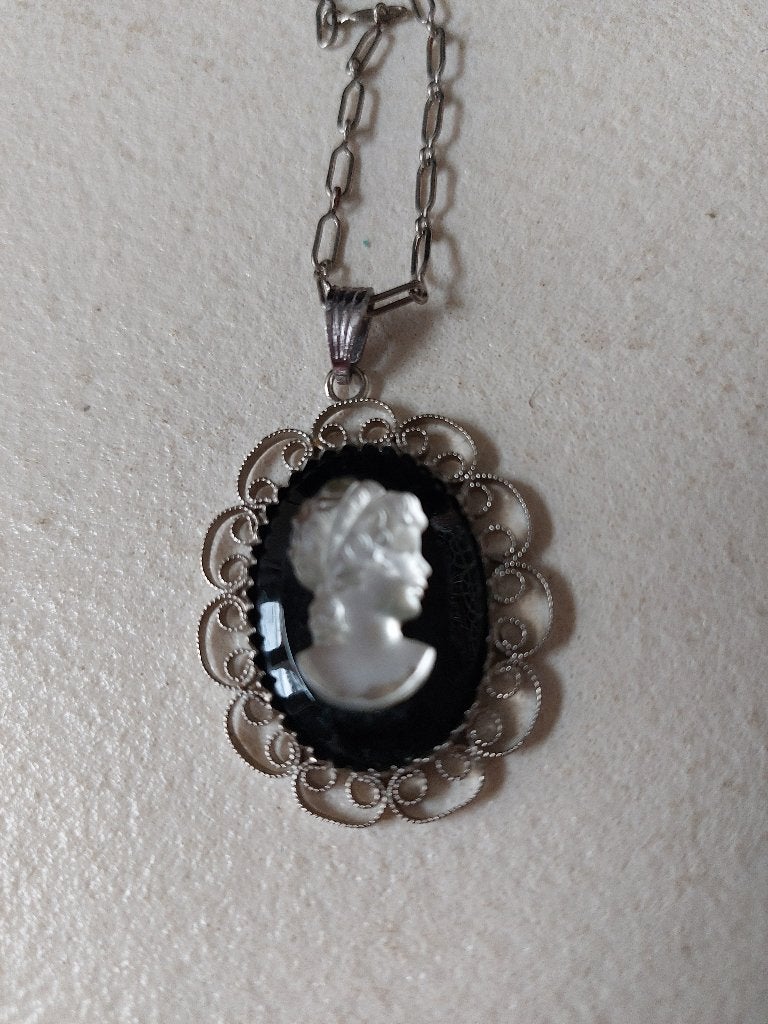 Ancien pendentif Camé en pierre d'onyx noir et cristal, Enlèvement ou Envoi, Argent