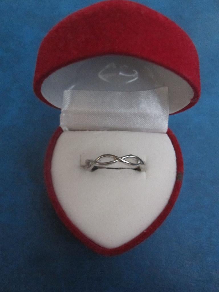 Bague - couleur argentée - tressée (NOUVEAU), Bijoux, Sacs & Beauté, Bagues, Neuf, Enlèvement ou Envoi, Fer ou Acier, Plus petit que 17