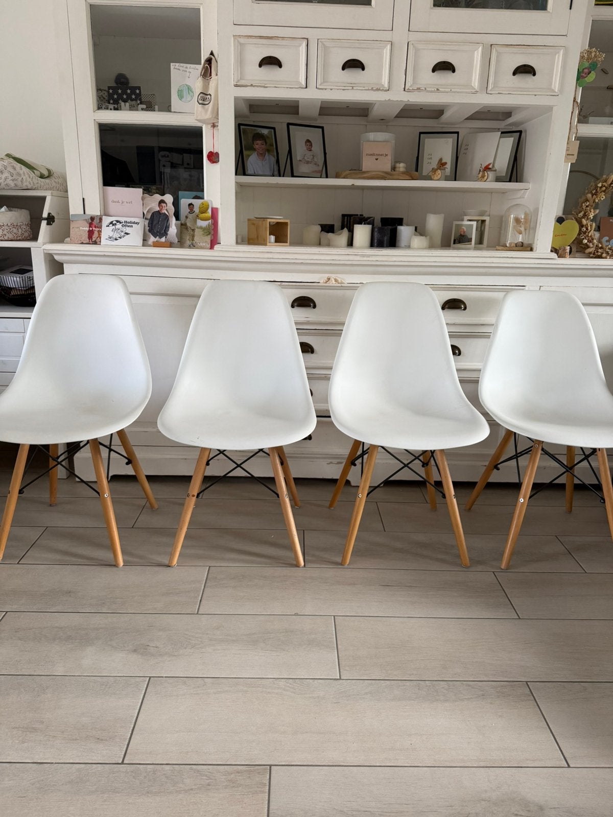 4 witte stoelen met hout en zwart metaal, Ophalen, Zo goed als nieuw, Zwart