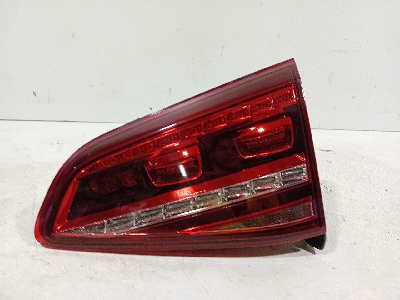 Achterlicht kofferdeksel achterklep rechts Volkswagen Golf, Onderdelen@venauto.nl, Van der Ven Autorecycling B.V., Ettenseweg 76, 4706 PB Roosendaal, The Netherlands