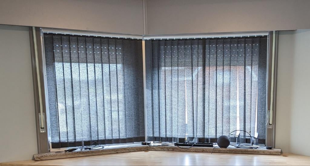Lichtdoorlatende zwarte lamellen, Ophalen, 100 tot 150 cm, Zo goed als nieuw, Lichtdoorlatend