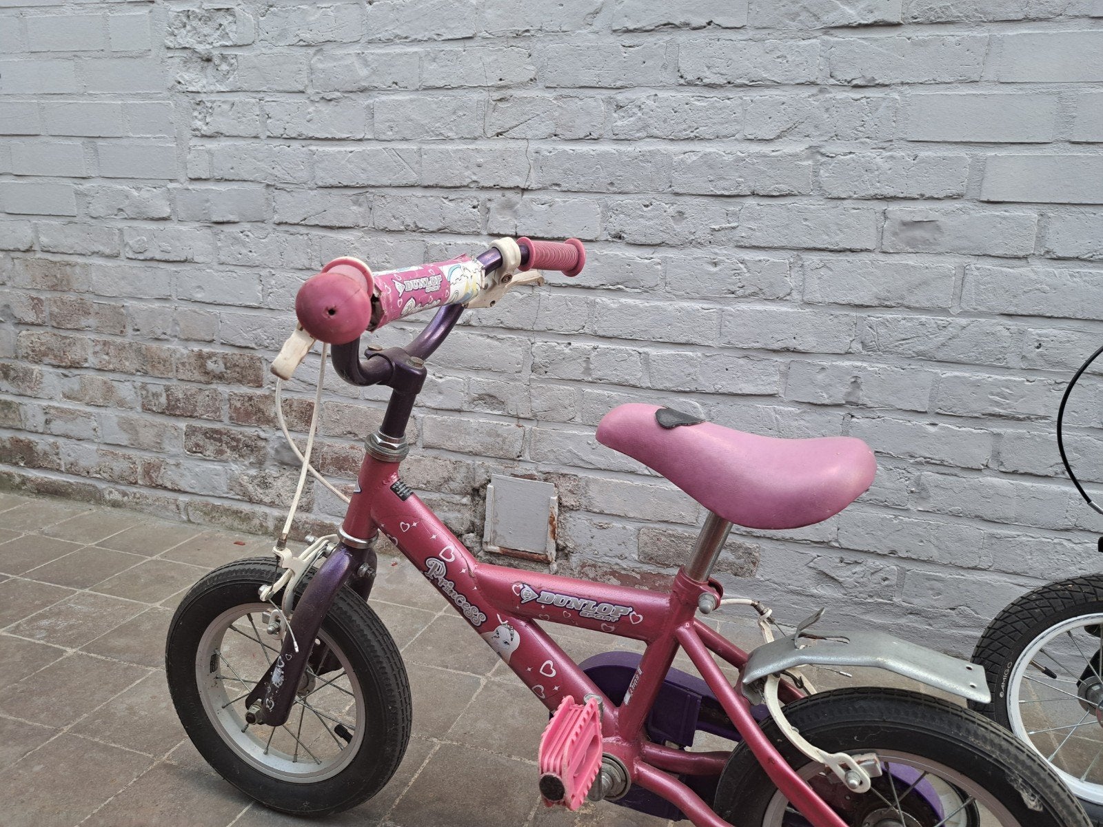 Meisjesfiets met zijwieltjes, Enlèvement, Stabilisateurs