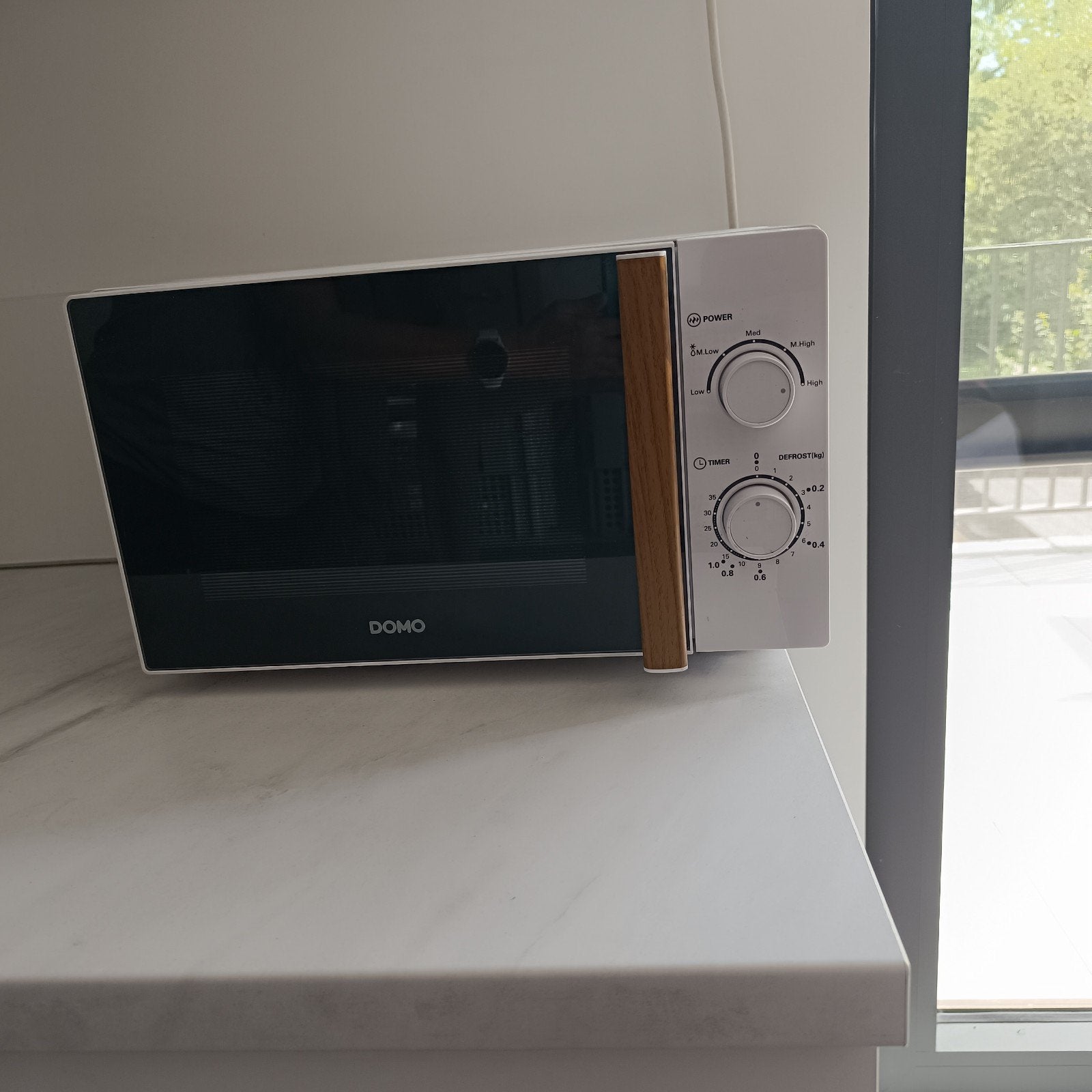DOMO microgolfoven 700W – wit/zwart – zeer nette staat, Elektronische apparatuur, Ophalen, Microgolfoven