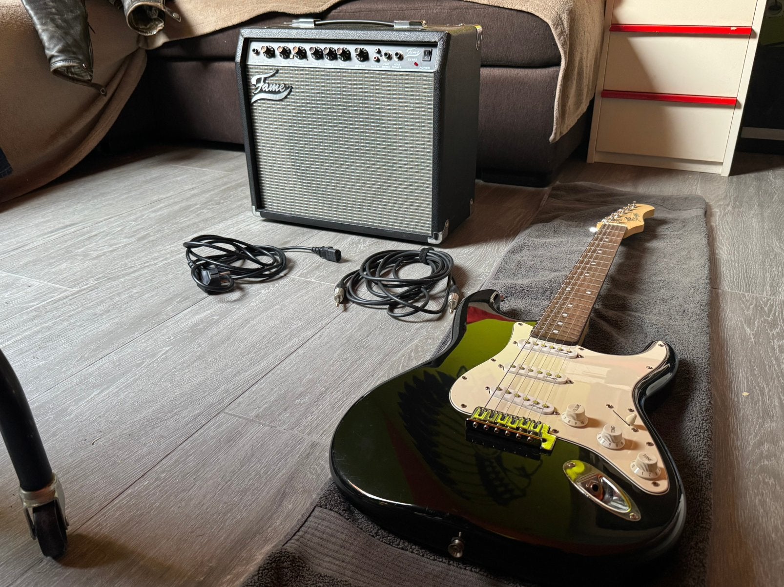 Electrische gitaar Stagg + versterker en kabels, Muziek en Instrumenten, Snaarinstrumenten | Gitaren | Elektrisch, Ophalen, Zo goed als nieuw