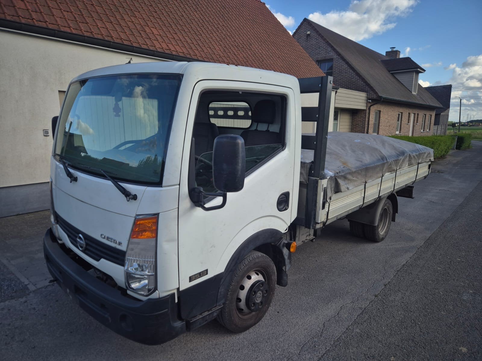 Nissan cabstar 2.5 dCi, jaar 2009, rijbewijs B, zeer schoon, Auto's, Bestelwagens en Lichte vracht, Wit, Grijs, 2 deurs, Euro 4