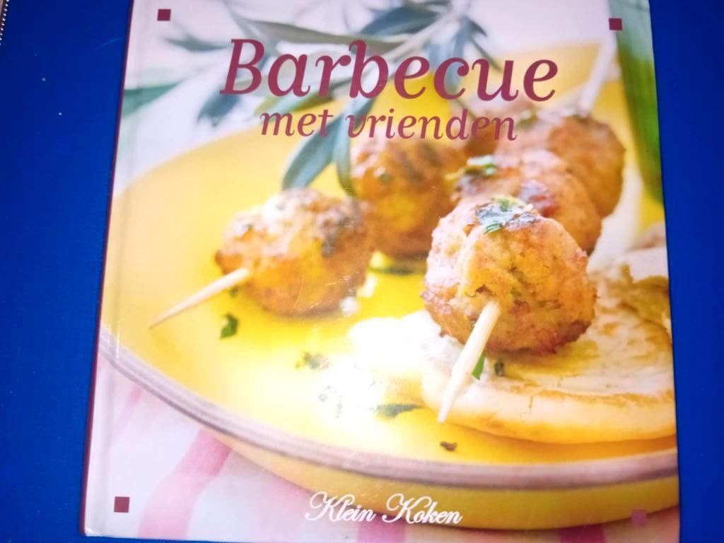 boek barbecue met vrienden, Boeken, Klein koken, Ophalen of Verzenden, Zo goed als nieuw, Europa