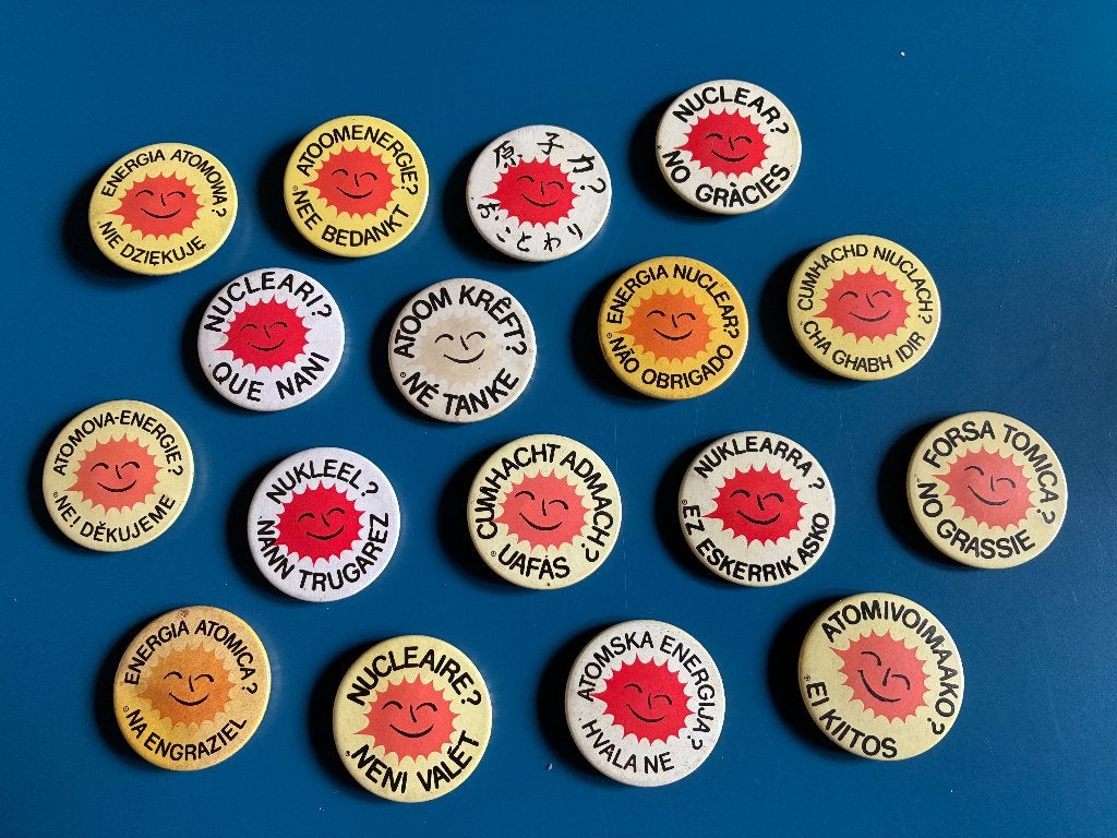 17 vintage pin's tegen kernenergie / In verschillende talen!, Verzamelen, Verzenden, Gebruikt, Overige onderwerpen, Button