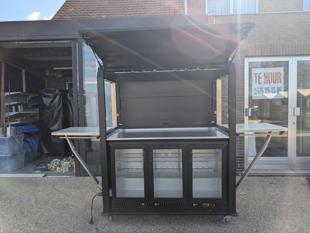 Bar avec réfrigérateur à trois portes, lumières et prises, Envoi, Comme neuf, Y compris les chaises de bar