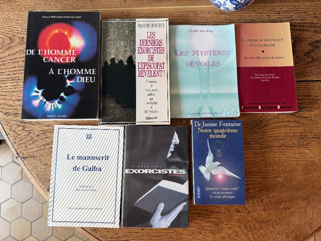 Lot 7 livres Ésotérisme / Spiritualité / Enquêtes Exorcisme, Enlèvement ou Envoi