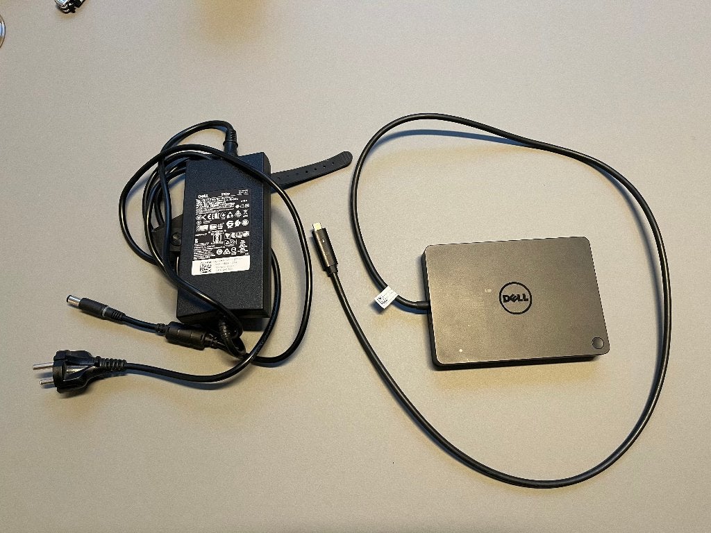 Dell WD15 Dockingstation + Dell 130W adapter, Ophalen of Verzenden, Zo goed als nieuw, Dell, Docking station