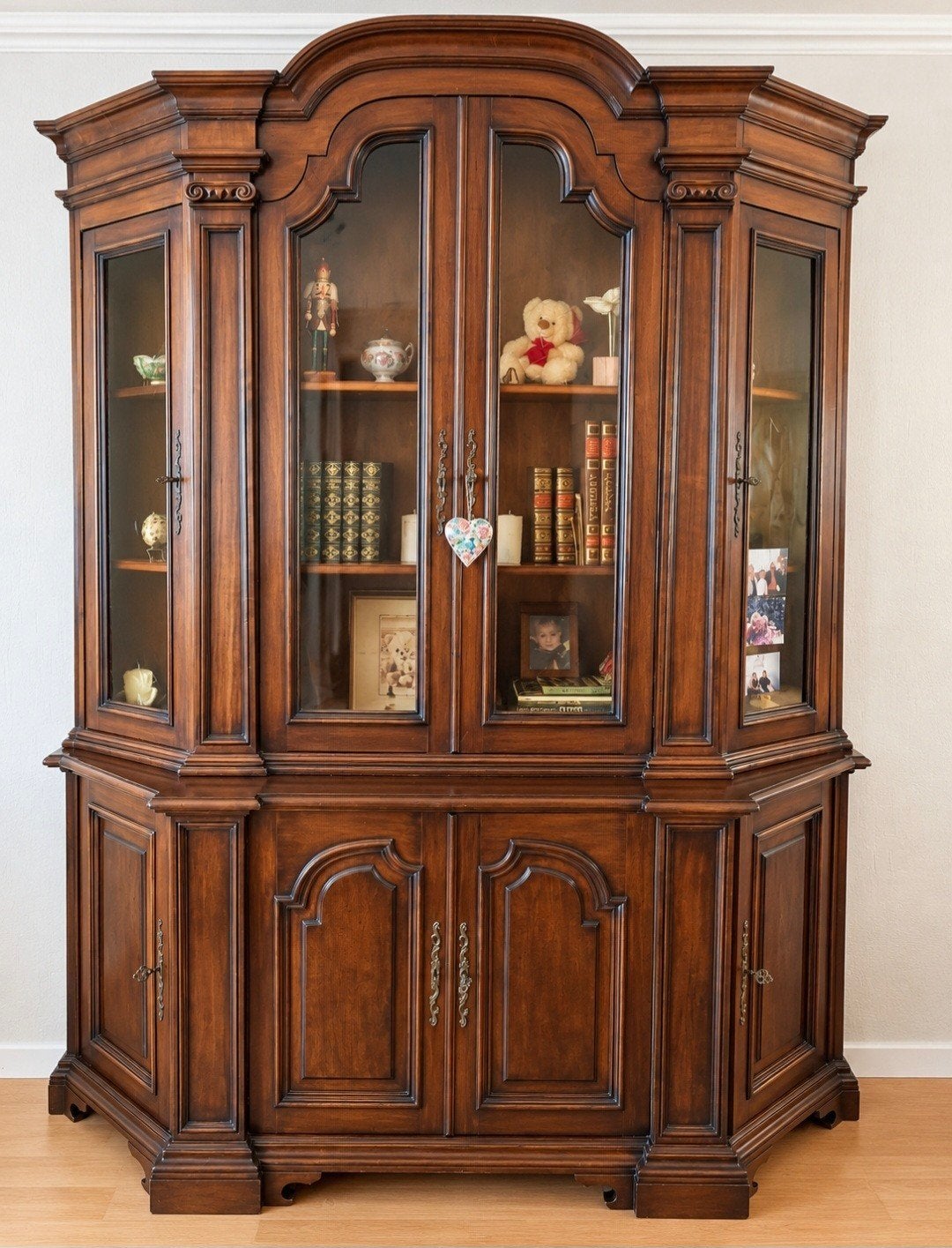 Buffet impressionnant en chêne avec présentoir en verre — Pe, Maison & Meubles, Enlèvement