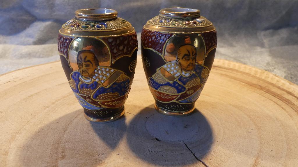 Vases Satsuma miniatures, Enlèvement