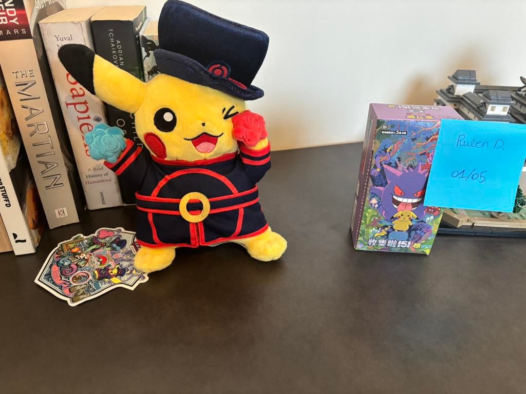 Pokémon: Pikachu knuffel London 2022 exclusive, Ophalen of Verzenden, Zo goed als nieuw