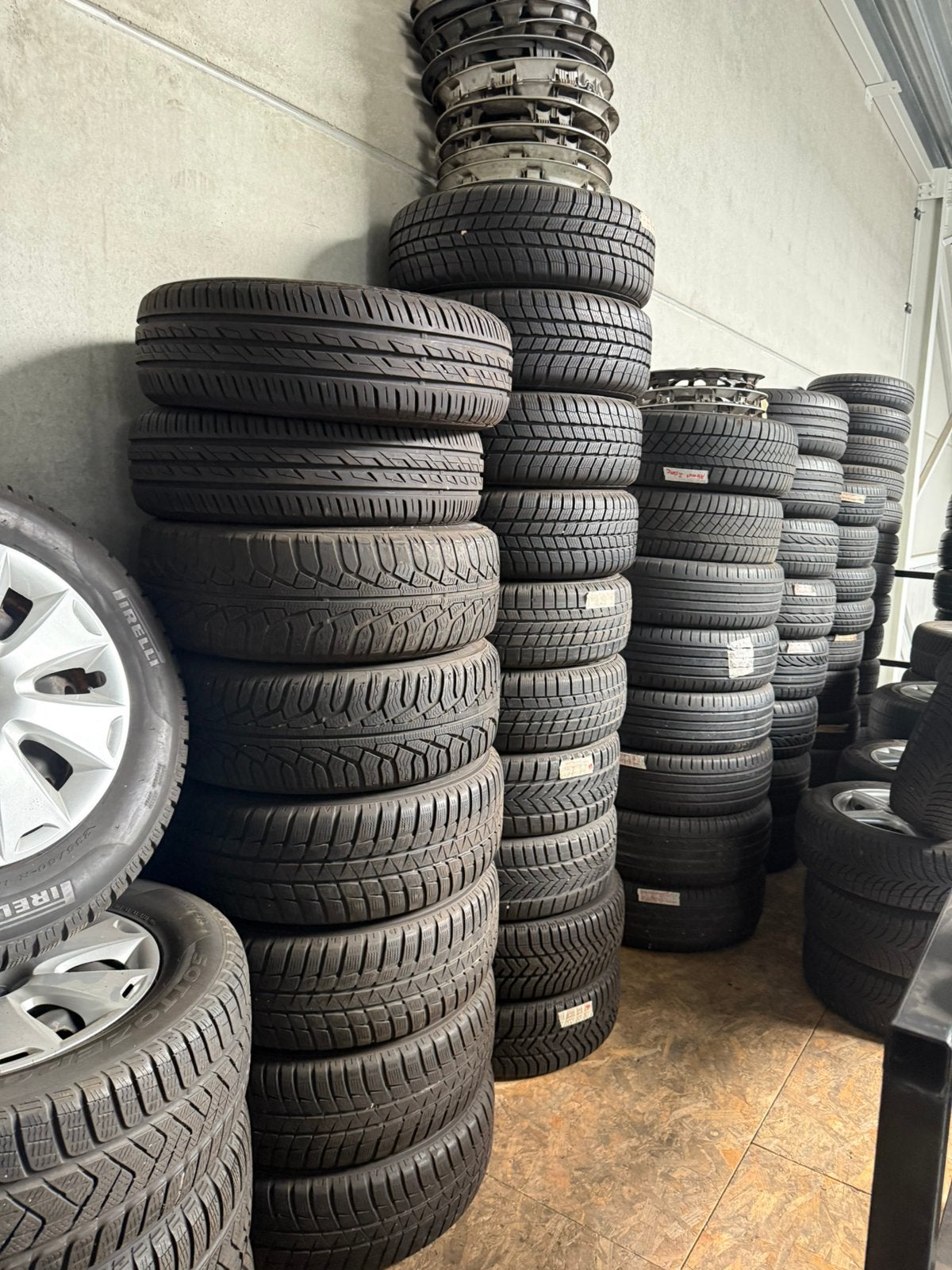 350 Banden en 10 setvelgen lot banden niet apart, Autos : Pièces & Accessoires, Pneus & Jantes, Enlèvement, Pneu(s)