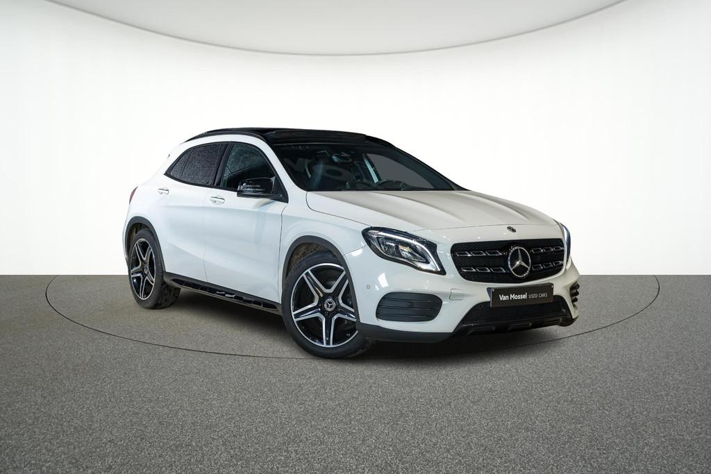 Mercedes-Benz GLA 200 AMG Line + PANORAMISCH DAK + CARPLAY +, Auto's, Stof, Gebruikt, Zwart, 4 cilinders