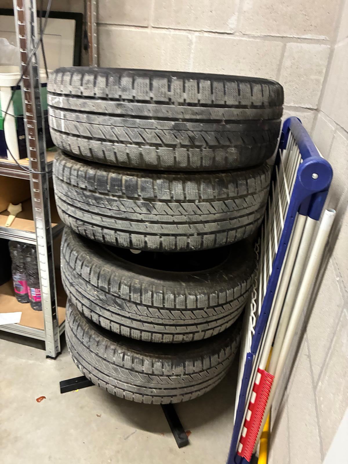 Set winterbanden met staander van Peugeot 208, Ophalen, Gebruikt, 16 inch, Banden en Velgen