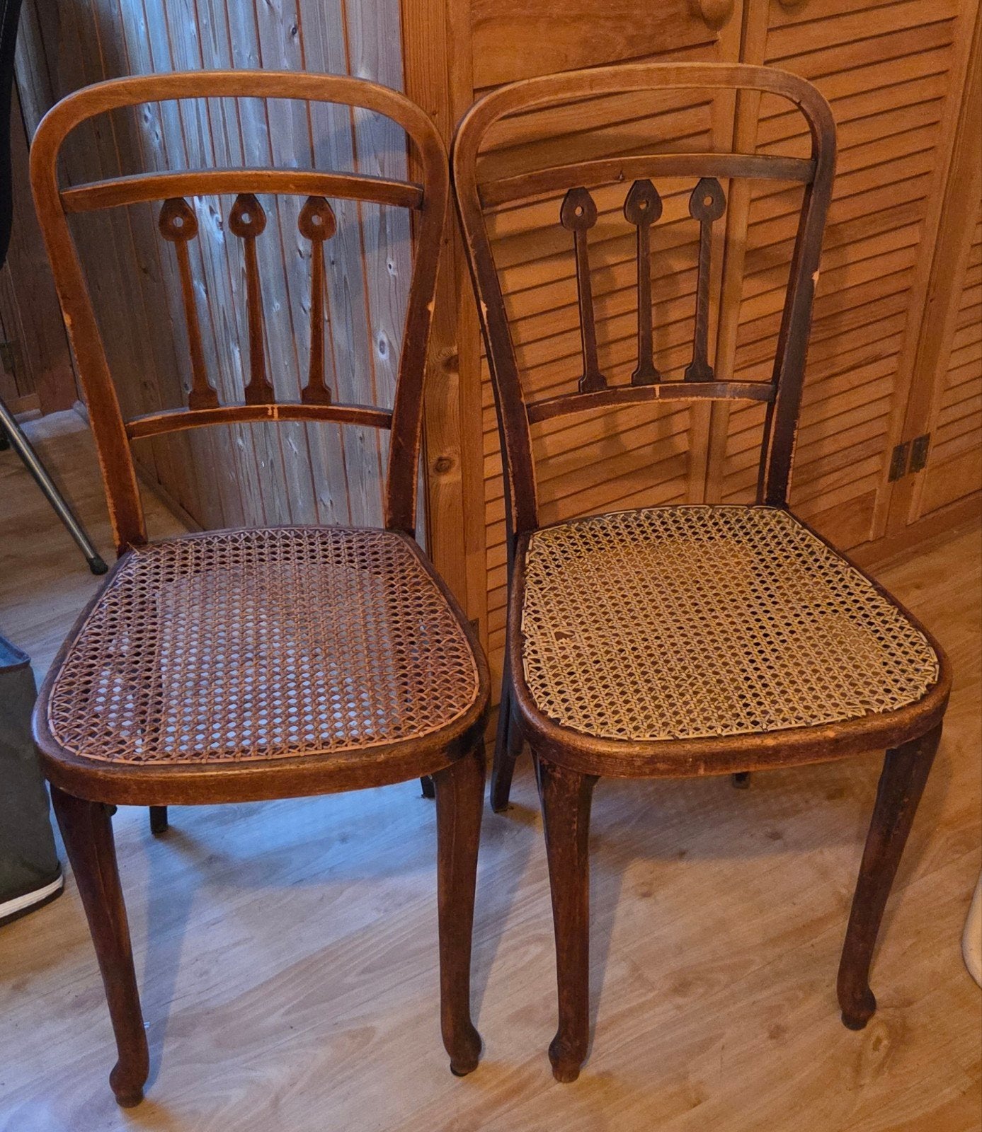 2 bistrostoelen uit het begin van de 20e eeuw, Ophalen