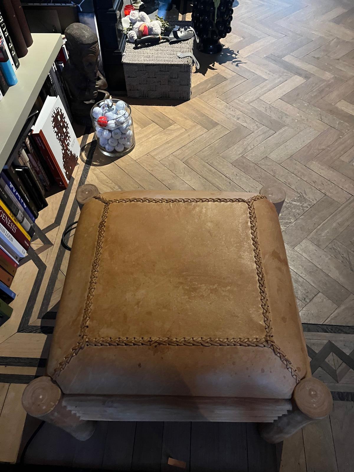 Vintage houten pouffe met lederen kussen, Ophalen, Gebruikt