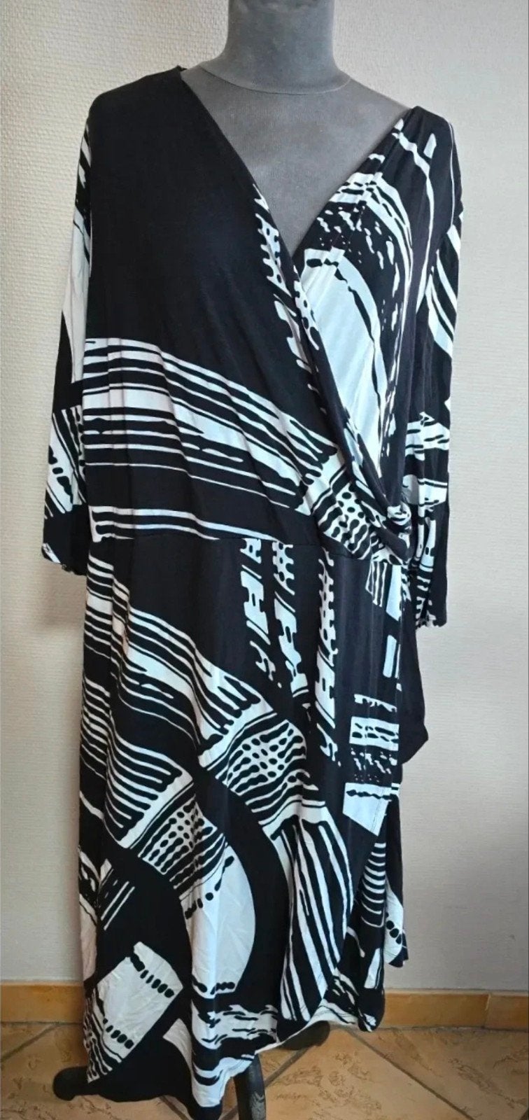 Robe cache-cœur noire et blanche taille 50/52, Kleding | Dames, Grote Maten, Ophalen of Verzenden, Jurk