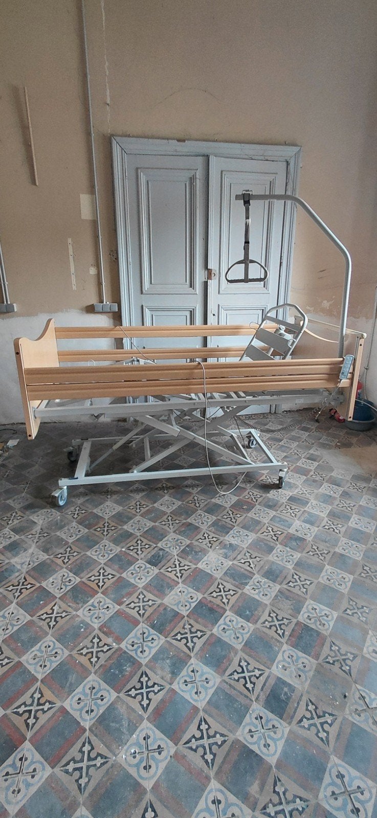 ELEKTRISCH MEDISCH BED, Ophalen, Gebruikt