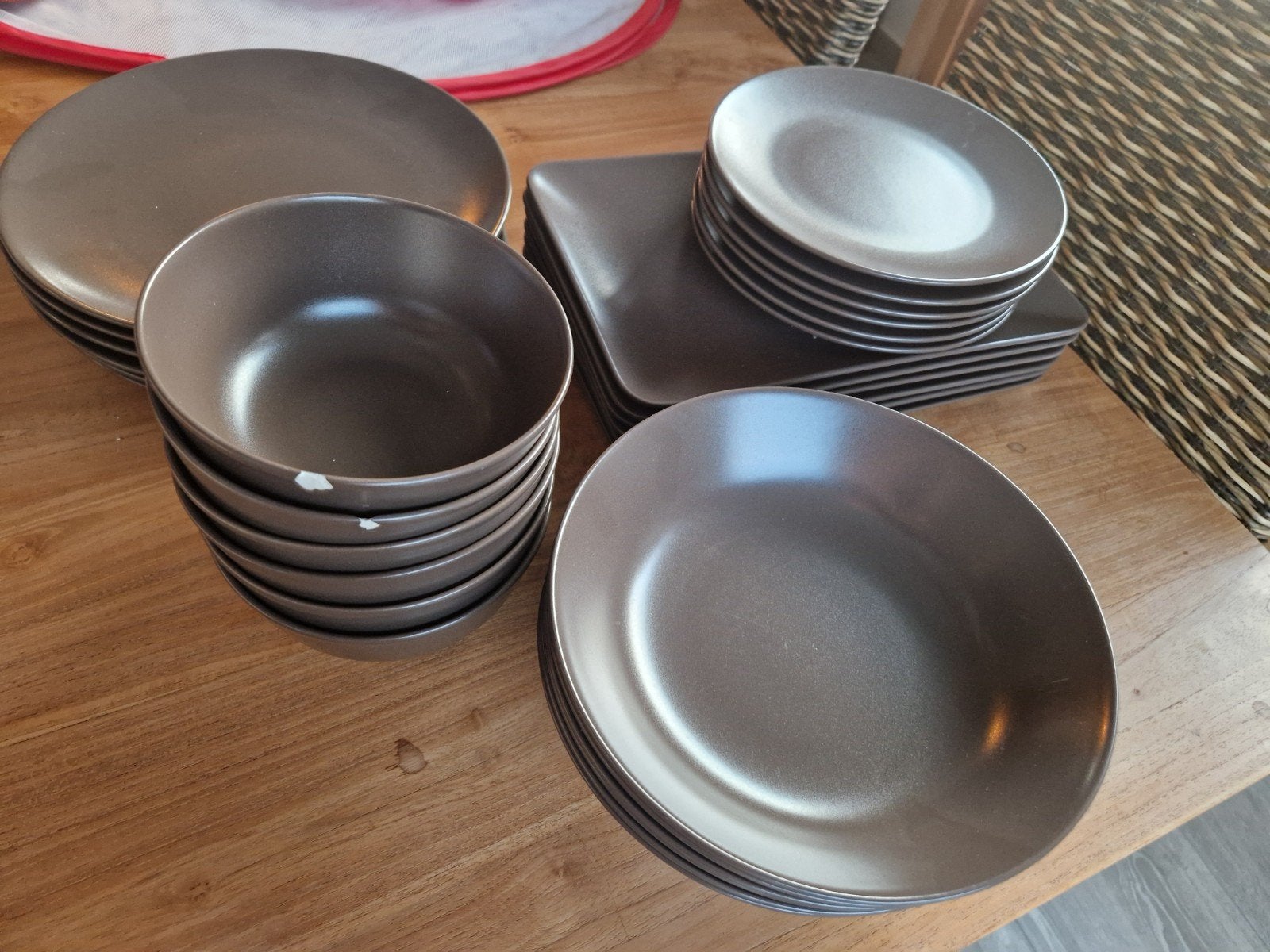 Service vaisselle brun  a vendre ( 2 Bols fêlés ), Ophalen