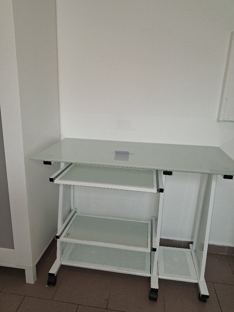 Bureau  gratuit, Autres marques, Bureau d'ordinateur, Métal, Utilisé