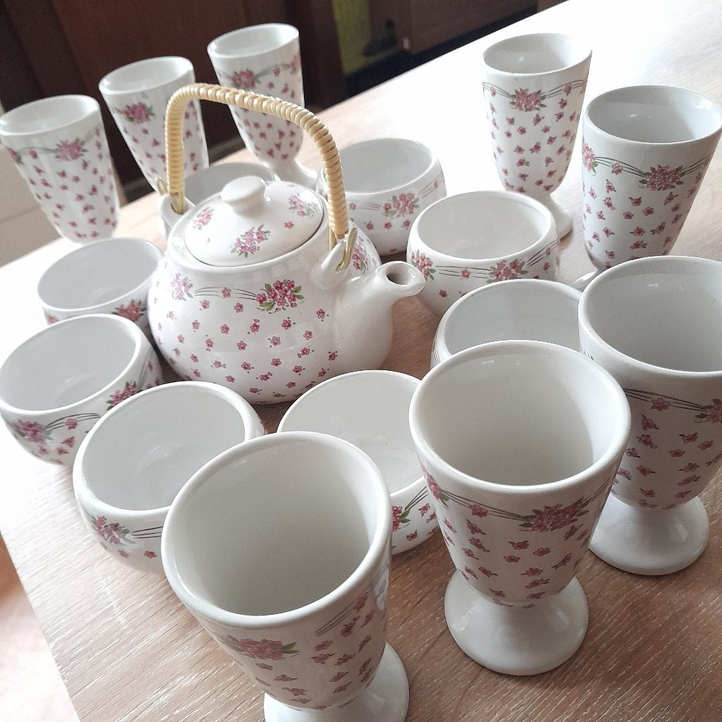 17 delig theeservies, Ophalen, Zo goed als nieuw, Landelijk/Boerenbont
