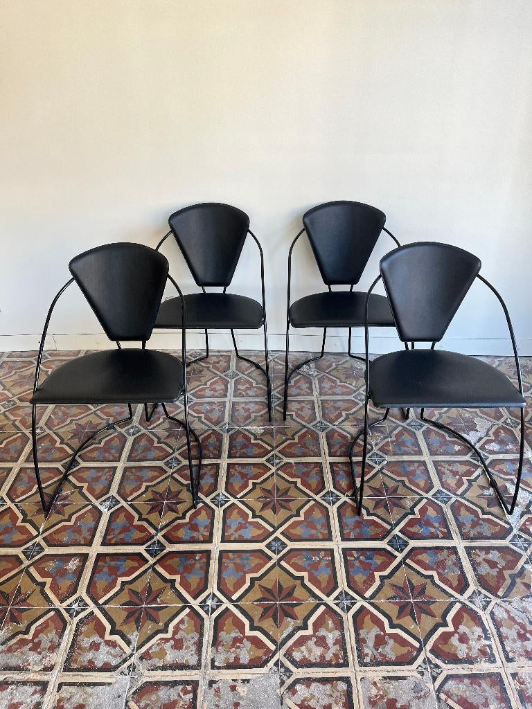 ‘Linda’ Eetkamerstoelen– Arrben (Italy,’80s), Huis en Inrichting, Stoelen, Zo goed als nieuw, Vier, Leer, Metaal, Zwart, Ophalen of Verzenden
