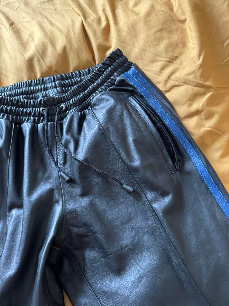 Leren joggingbroek zwart blauw zijstreep M, Kleding | Heren, Sportkleding, Ophalen, Zo goed als nieuw, Blauw