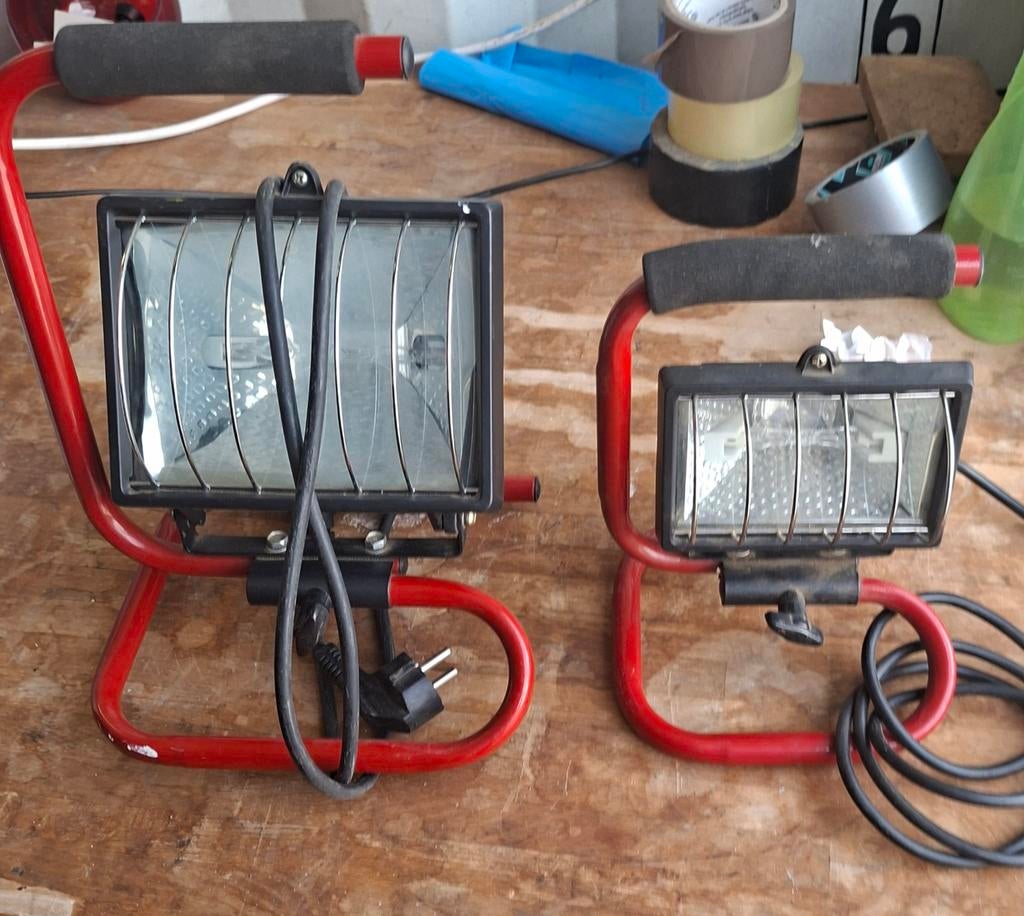 2 draagbare halogeen bouwlampen, Ophalen of Verzenden, Zo goed als nieuw, 200 tot 500 watt, Lamp met armatuur
