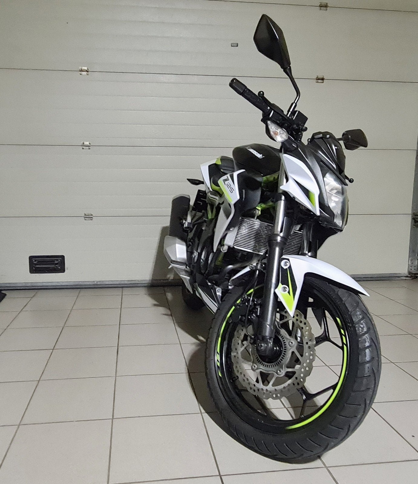 Kawasaki Z125 - très belle moto, Motos, Entreprise