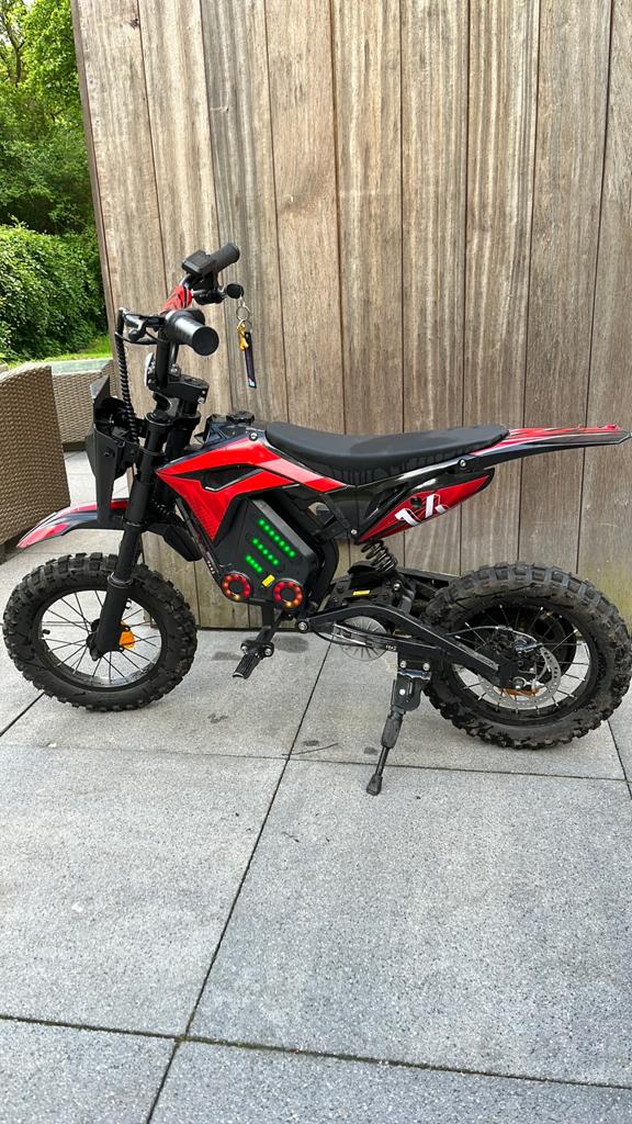 E-dirtbike: (kleuren = rood en zwart) 25km/u (500 w motor), Fietsen en Brommers, Minibikes, Midibikes en Pitbikes, Ophalen, Zo goed als nieuw